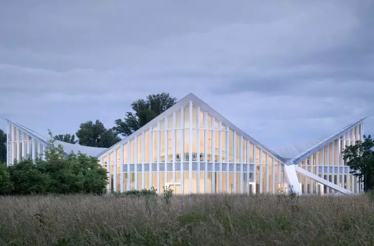 Hyparschale w Magdeburgu – krzywizny betonu i modernistyczna bryła