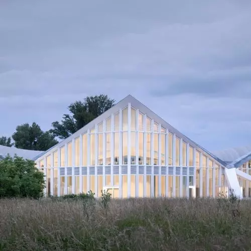 Hyparschale w Magdeburgu – krzywizny betonu i modernistyczna bryła