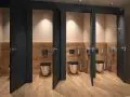 Czarny system spłukiwania bezzbiornikowego TEMPOMATIC Dual Control i WC z Inoxu od DELABIE