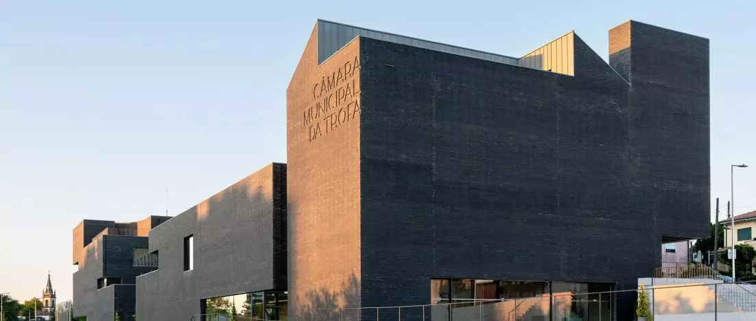 Architektura, która szanuje przeszłość: fabryka w Trofie przemienia się w ratusz