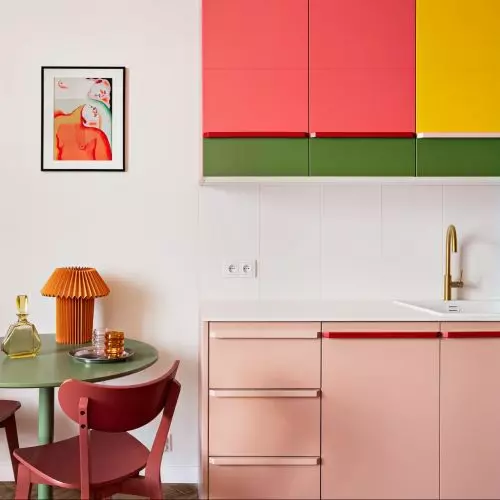 Only 18 m2 and so much color! Take a look at a unique Krakow studio apartment