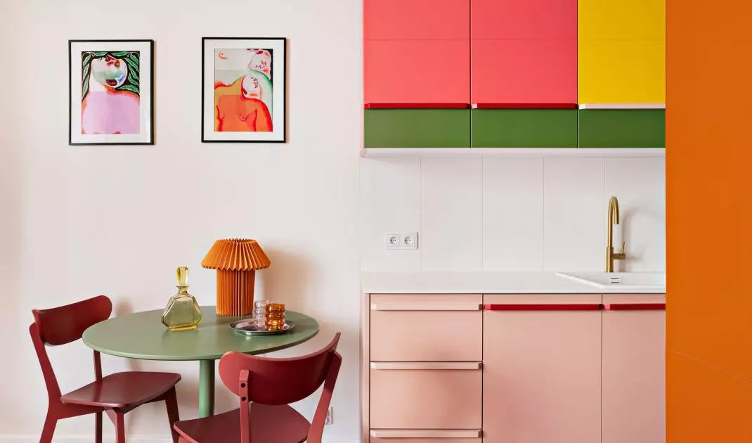 An 18-square-meter studio full of color and clever solutions