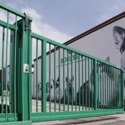 Brama przesuwna w wersji Totmann. Sterowanie bramą za pomocą wyłącznika kluczykowego