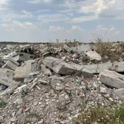 rozbiórka zbombardowanej szkoły w Zełenym Haju
