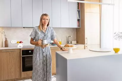 Architektka Joanna Lemka-Wójcik na tle zaprojektowanego przez siebie mieszkania