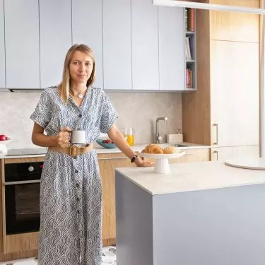 Architektka Joanna Lemka-Wójcik na tle zaprojektowanego przez siebie mieszkania