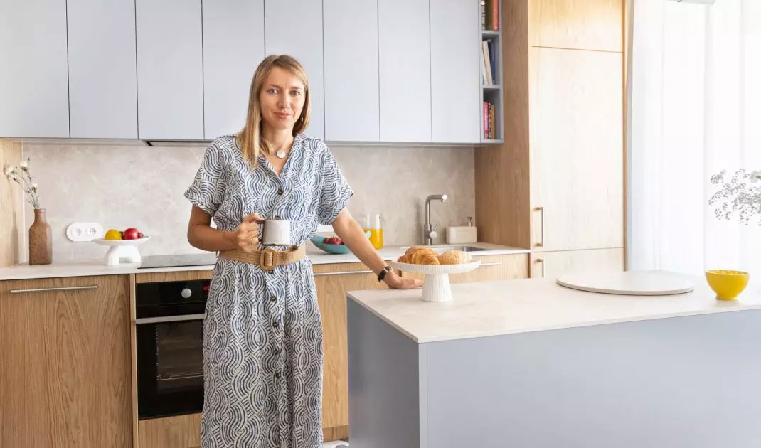 Architektka Joanna Lemka-Wójcik na tle zaprojektowanego przez siebie mieszkania