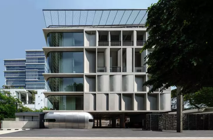 Futuristic capsule and raw concrete - a surprising combination in the heart of Bangkok