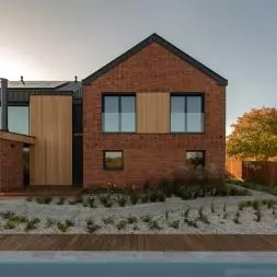 Bridge House położony na przedmieściach Poznania