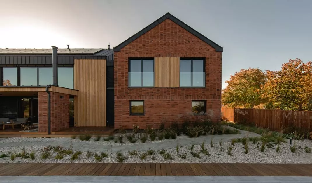 Bridge House położony na przedmieściach Poznania
