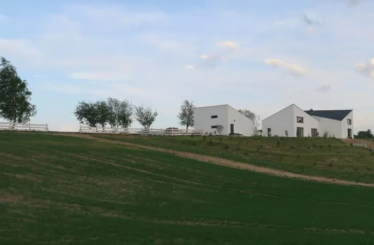 Dom ze szczeliną – przekątny dom projektu Goik Architect