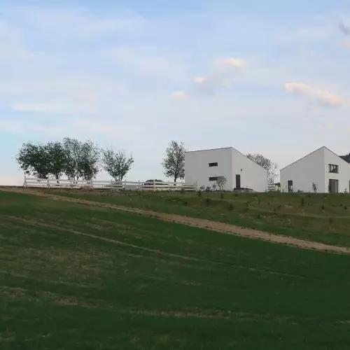 Dom ze szczeliną – przekątny dom projektu Goik Architect