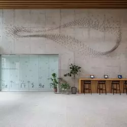 Instalacja artystyczna w lobby biurowca Nowy Targ „Rój 2.0”