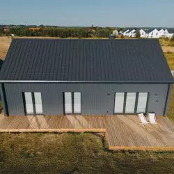 włókno-cementowe deski Cedral Click Smooth na elewacji domu szkieletowego