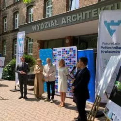 na zdjęciu od lewej członkowie jury konkursowego: prof. Andrzej Szarata (Rektor PK), prof. Magdalena Kozień-Woźniak (Dziekana Wydziału Architektury PK), dr hab. Stanisław Mazur, prof. UEK (Zastępca Prezydenta Krakowa)