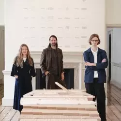 kuratorzy wystawy „Zapis czekania” na London Design Biennale 2025: Monika Rosińska, Maciej Siuda i Jakub Gawkowski
