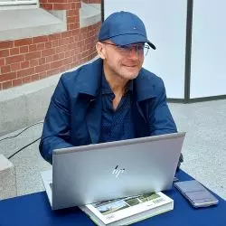 Robert Konieczny podczas wykładu na Politechnice Gdańskiej