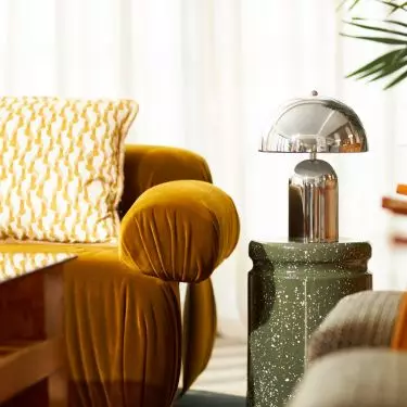 Chromowane elementy odbijają światło, tworząc interesującą grę refleksów