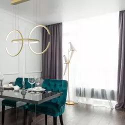 Lampa LED Celestial No.3 nad stołem w nowoczesnym wnętrzu z akcentem złota