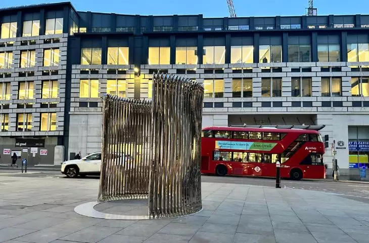 Szepty w Londynie: instalacja Oskara Zięty na London Festival of Architecture