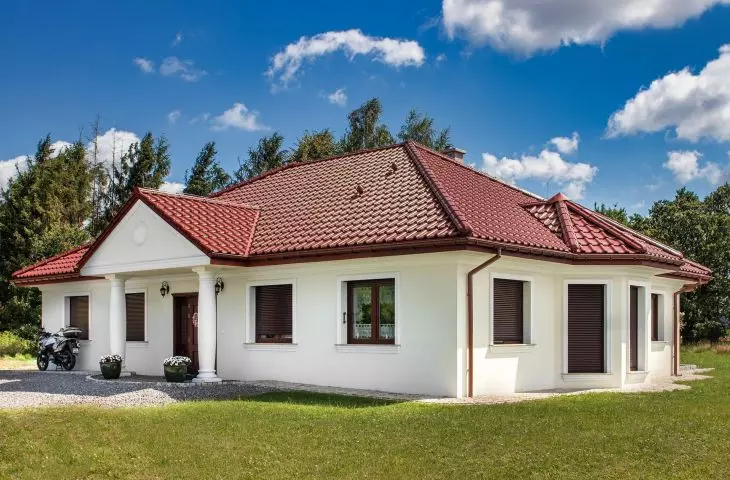 Dach na miarę współczesnego domu – akcesoria wpływające na jakość pokrycia