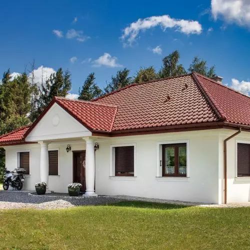 Dach na miarę współczesnego domu – akcesoria wpływające na jakość pokrycia
