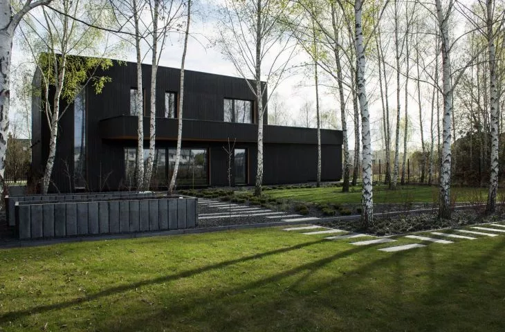 House with black facade in Zgorzal of the 89° studio project