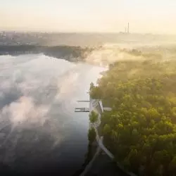 widok na przystań z lotu ptaka