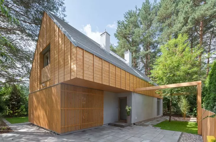 Dom w Potaszach: architektura, która rezygnuje z efekciarstwa