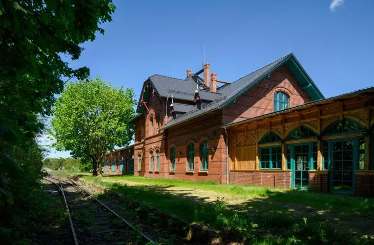 New life for a historic building: the roof of the railway station in Lesna has regained its historic character thanks to Cedral tiles