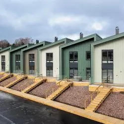 Osiedle domków w miejscowości Karlskoga w Szwecji, gdzie zamontowano 49 wentylacyjnych pomp ciepła QE