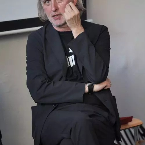 „Powinniśmy zacząć otwarcie rozmawiać o stawkach” – o zarobkach w zawodzie architekta opowiada Marcin Kościuch