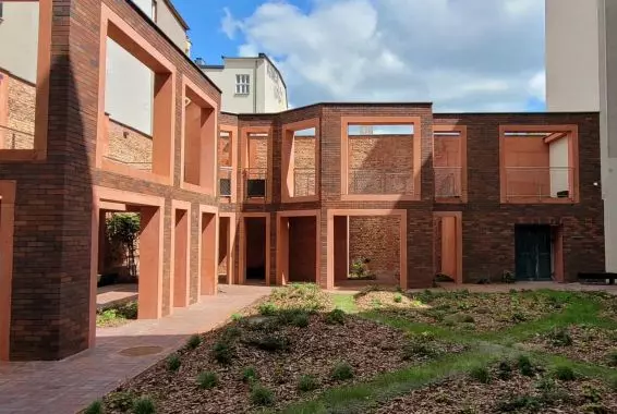 Srebrna architektura z ceglanym sercem - nowy TBS przy ulicy Mariackiej w Katowicach