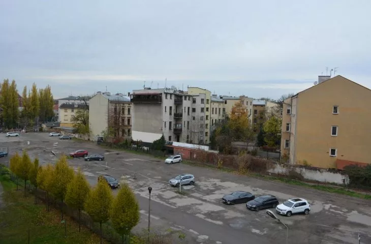 Parking przy ulicy Karmelickiej w Krakowie
