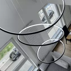 Lampa LED Orbit No.3 z trzema obręczami – nowoczesne oświetlenie antresoli nad strefą dzienną i jadalnią, od LEDesign