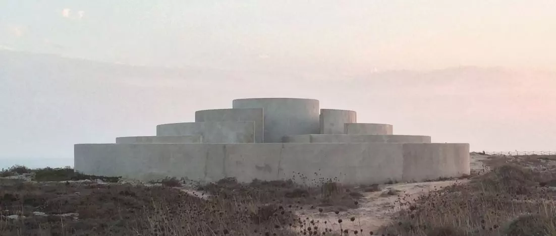 A labyrinth at the end of the world, or architecture that gives voice to place