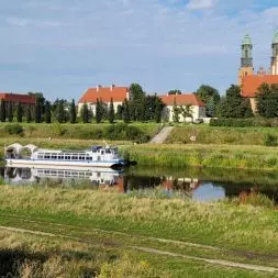 Ostrów Tumski z katedrą, Poznań, widok od strony Starego Miasta, w tle za historyczną zabudową ma powstać kontrowersyjna dzielnica mieszkaniowa