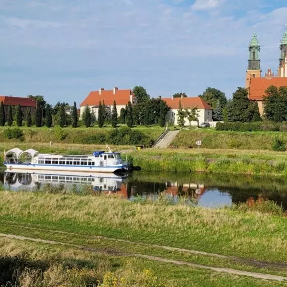 Ostrów Tumski z katedrą, Poznań, widok od strony Starego Miasta, w tle za historyczną zabudową ma powstać kontrowersyjna dzielnica mieszkaniowa