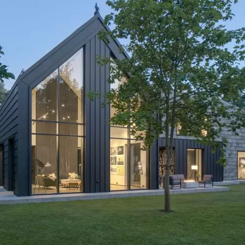 Immerse yourself in the woods... and in a modern dream home