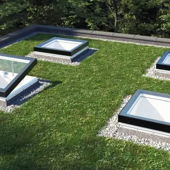Top 100 Glass — nowoczesny świetlik dachowy — widok kompletnego systemu świetlika na zielonym dachu płaskim