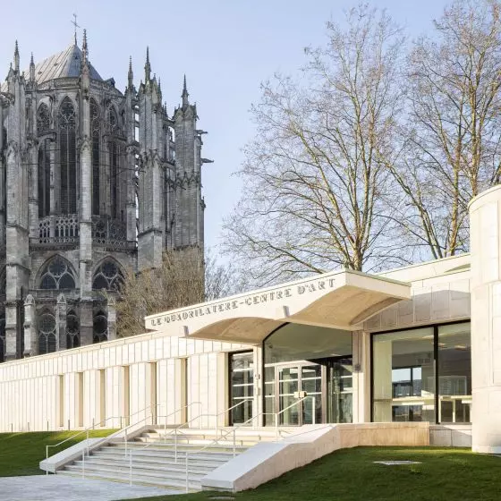 Odnowione centrum sztuki La Quadrilatère w Beauvais, Francja