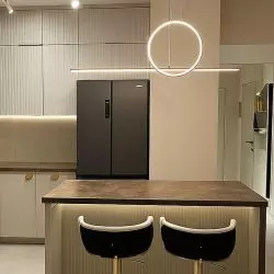 Lampa LED Geometrik w nowoczesnej kuchni z wyspą i złotymi detalami