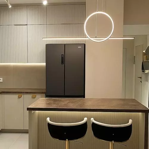 Nowoczesne lampy LED w kuchni – nad wyspą i blatem roboczym