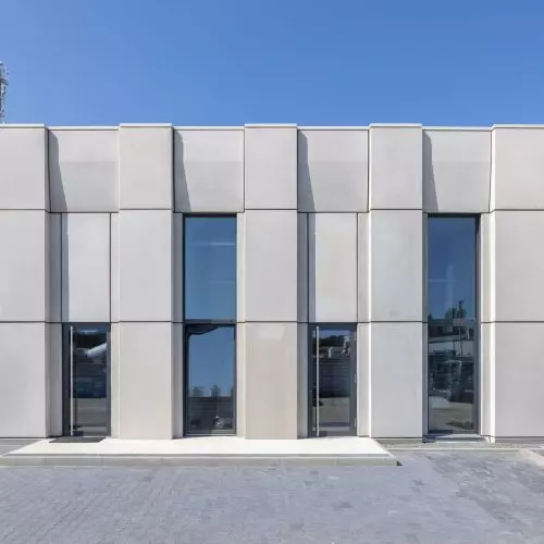 A company from Leszno has expanded its headquarters. Now it looks like a concrete bunker from the future