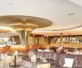 Honey, roses and white. An amazing hotel of the Van der Valk chain