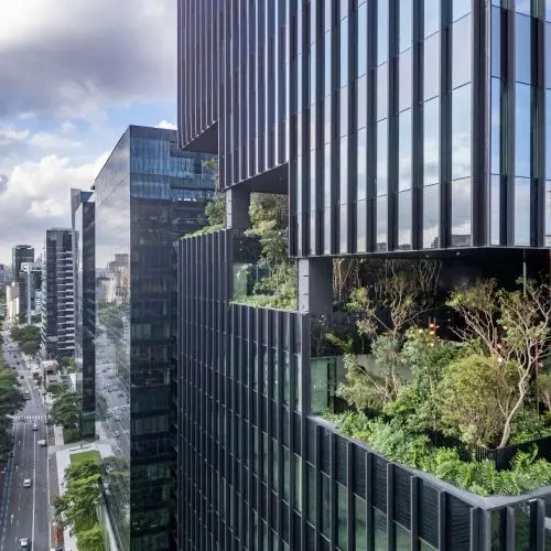 Salma Tower – biurowiec, który pożera beton. Spiralne tarasy i 1200 m² rodzimych roślin zmieniają miasto