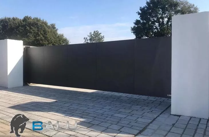 Oryginalne i nowoczesne bramy z aluminium, stali corten i szkła