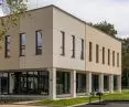 Jasne elewacje kompleksu sportowego GoPort w