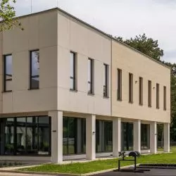 Jasne elewacje kompleksu sportowego GoPort w