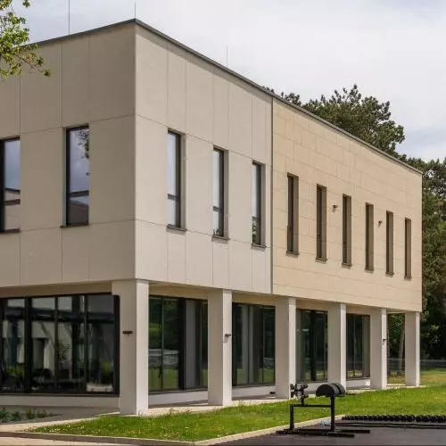 Bright facades of the GoPort sports complex in Śrem - implementation using Dryvit brand materials